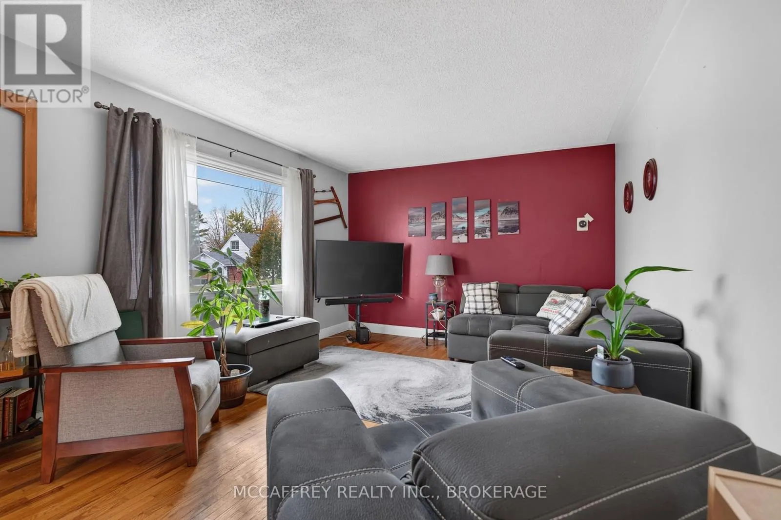220 THOMAS STREET W