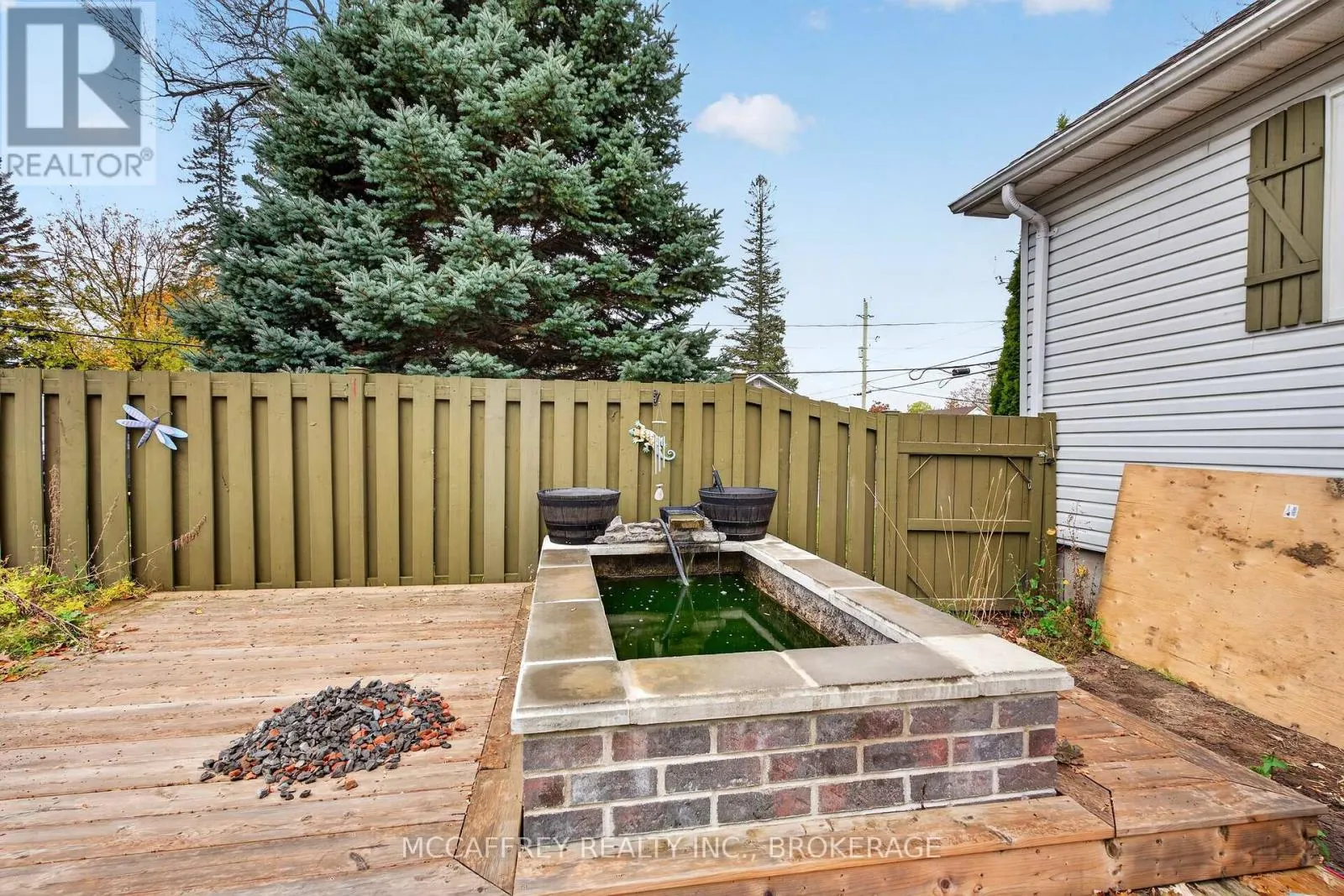 220 THOMAS STREET W