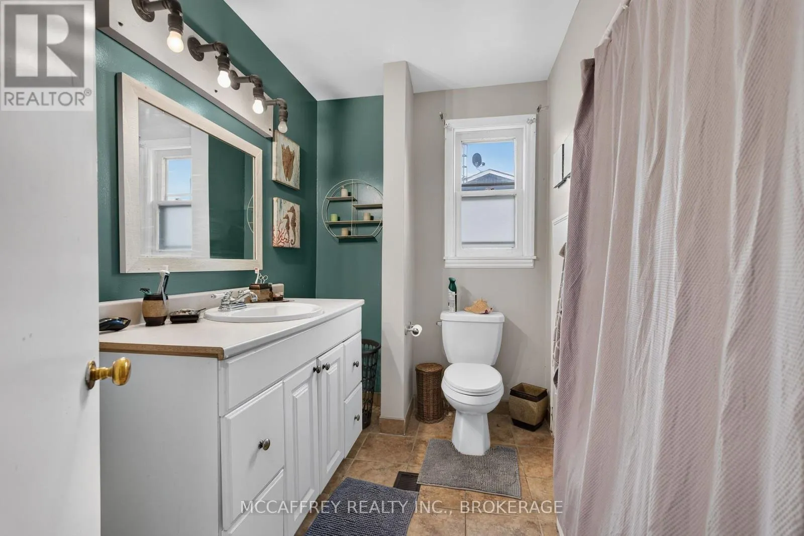 220 THOMAS STREET W