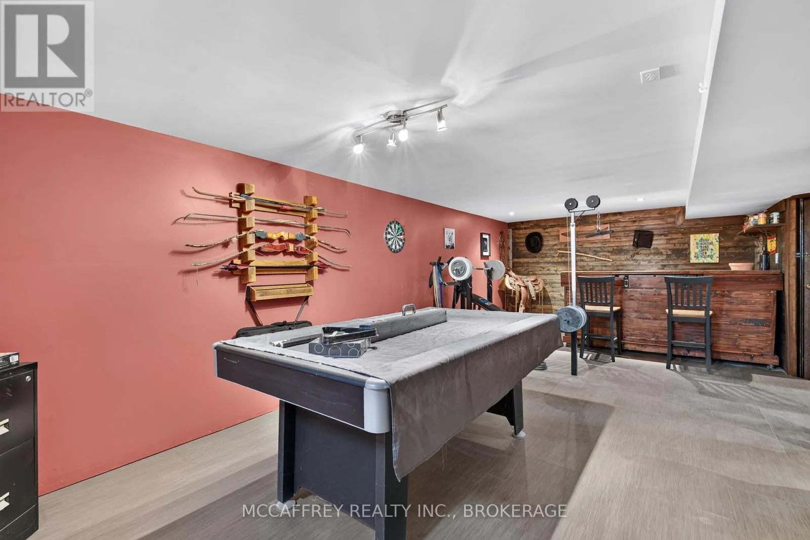 220 THOMAS STREET W