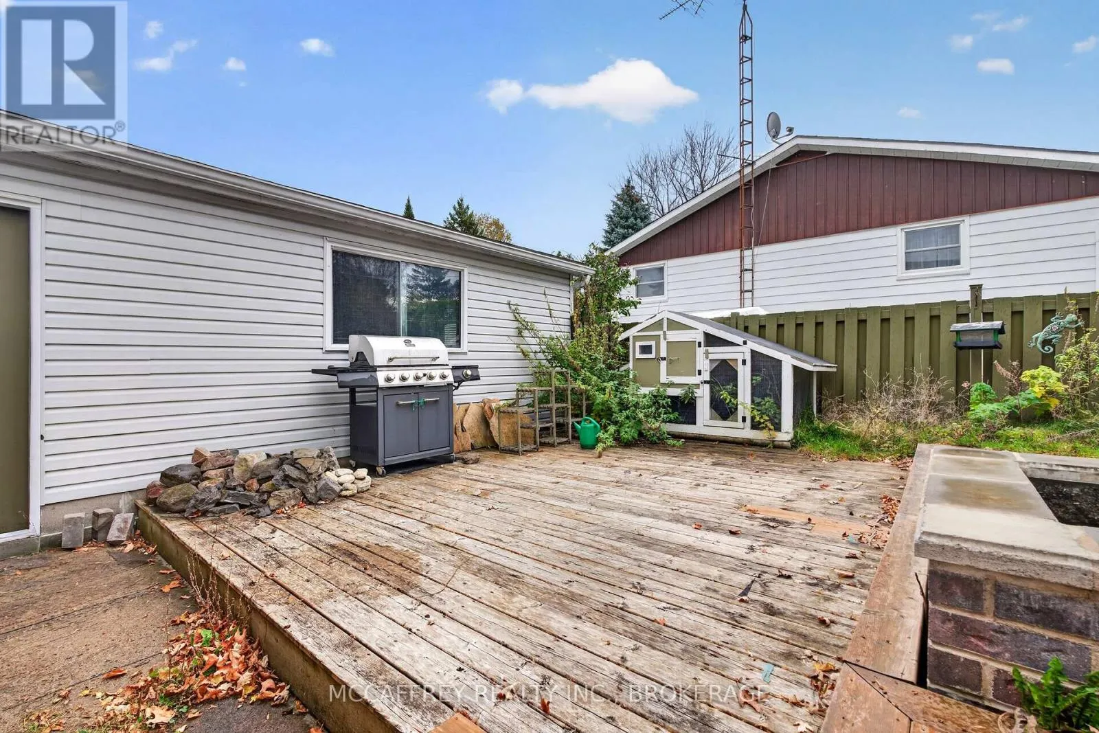 220 THOMAS STREET W