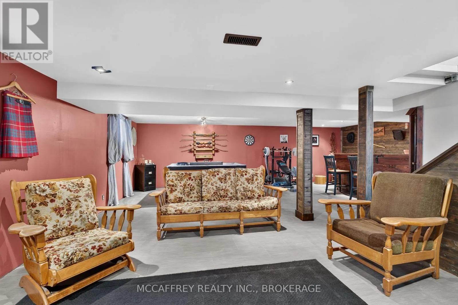 220 THOMAS STREET W
