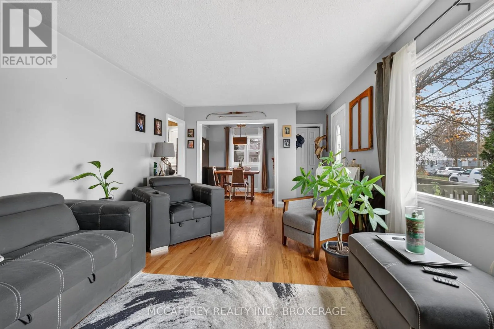 220 THOMAS STREET W