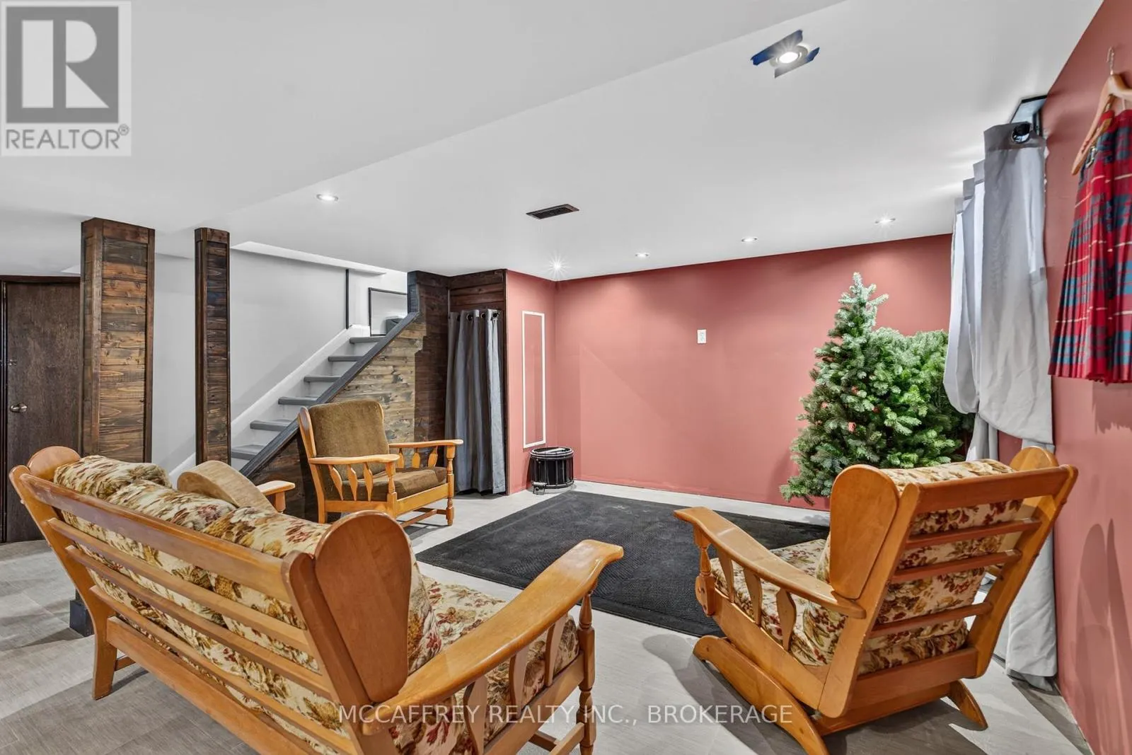 220 THOMAS STREET W