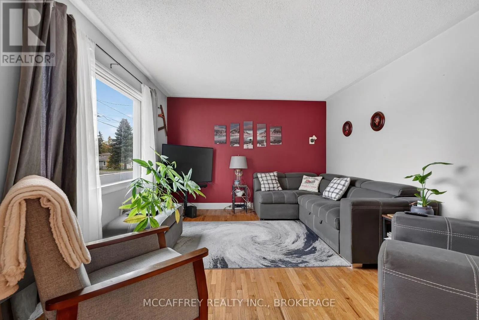 220 THOMAS STREET W