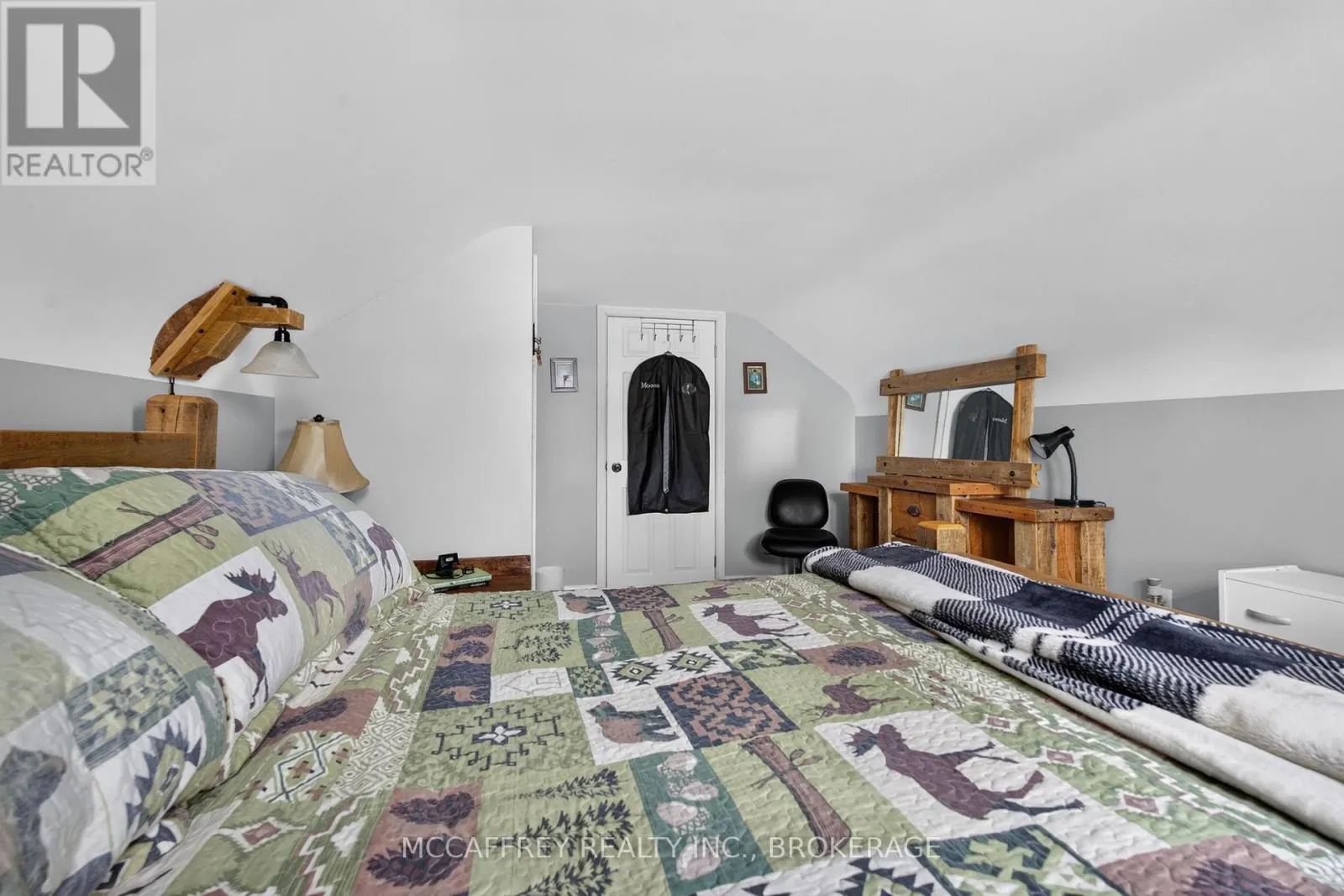 220 THOMAS STREET W