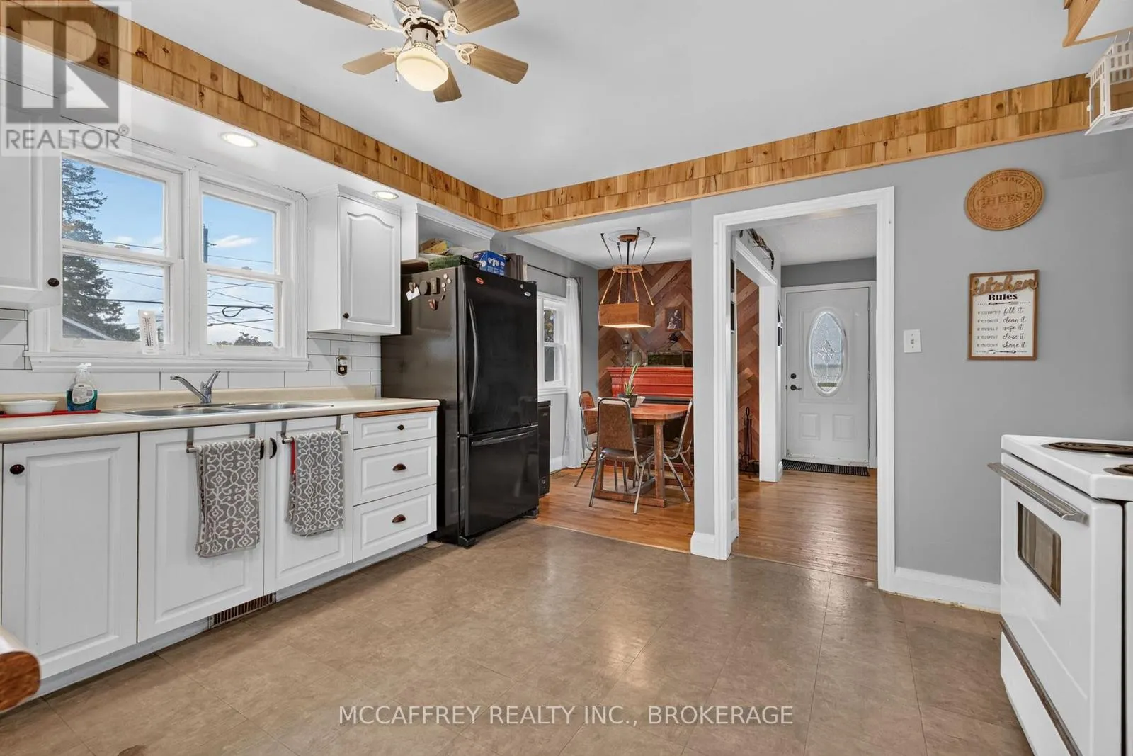 220 THOMAS STREET W