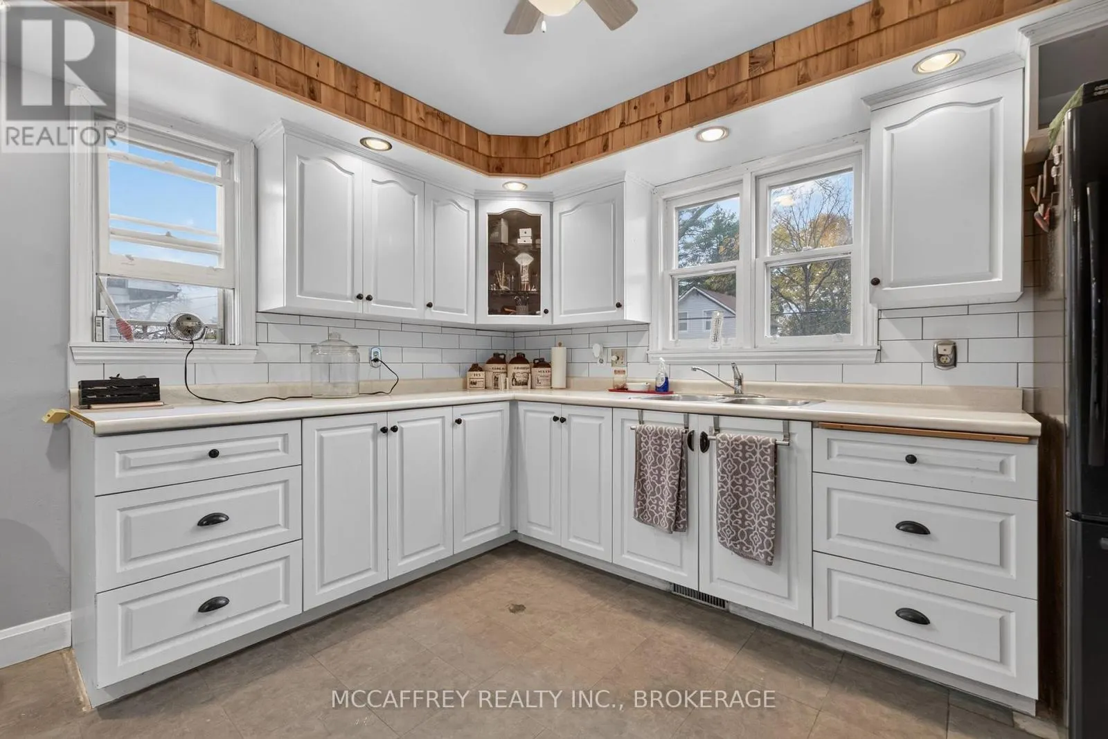 220 THOMAS STREET W
