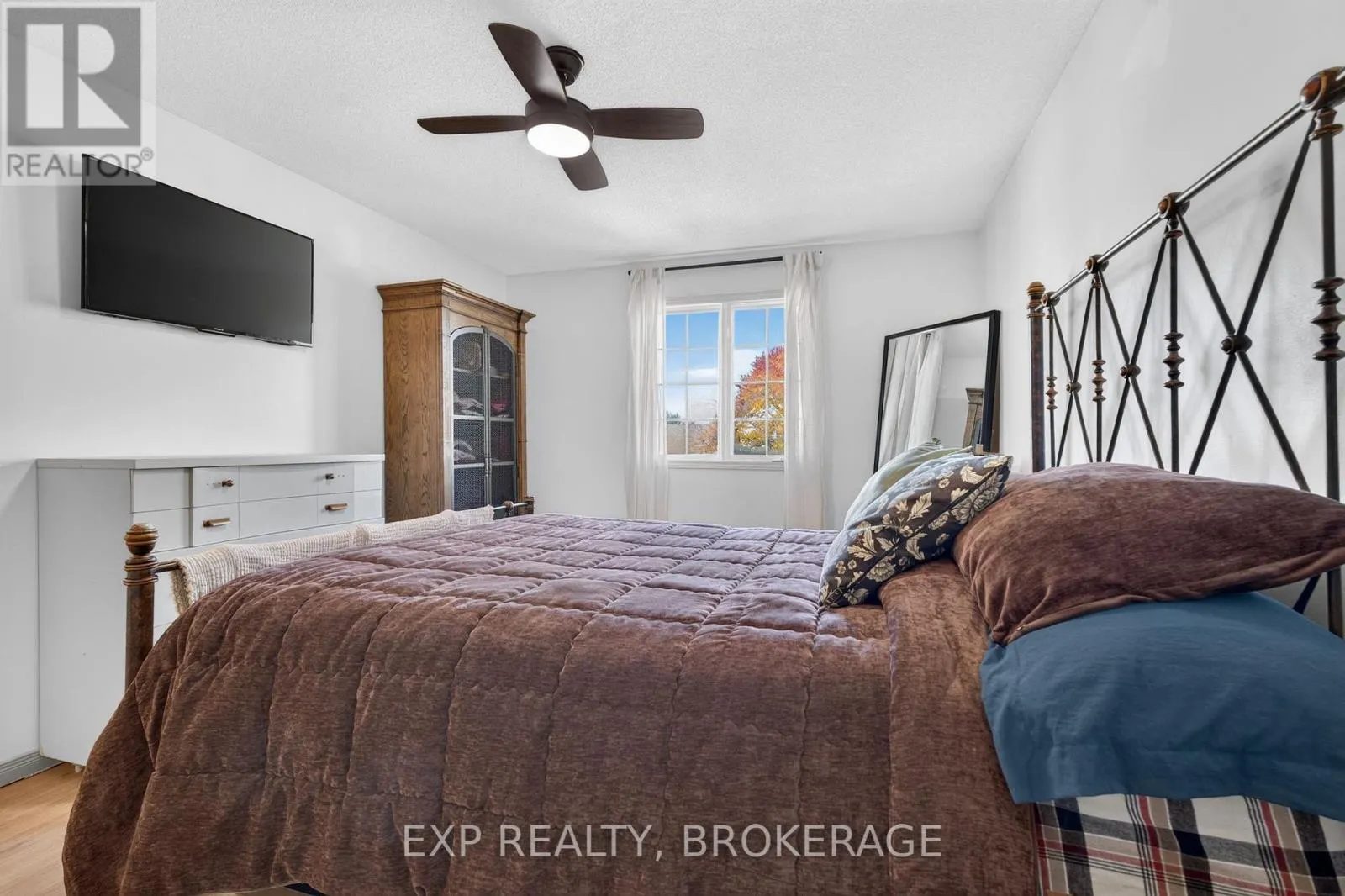 975 RAINBOW CRESCENT
