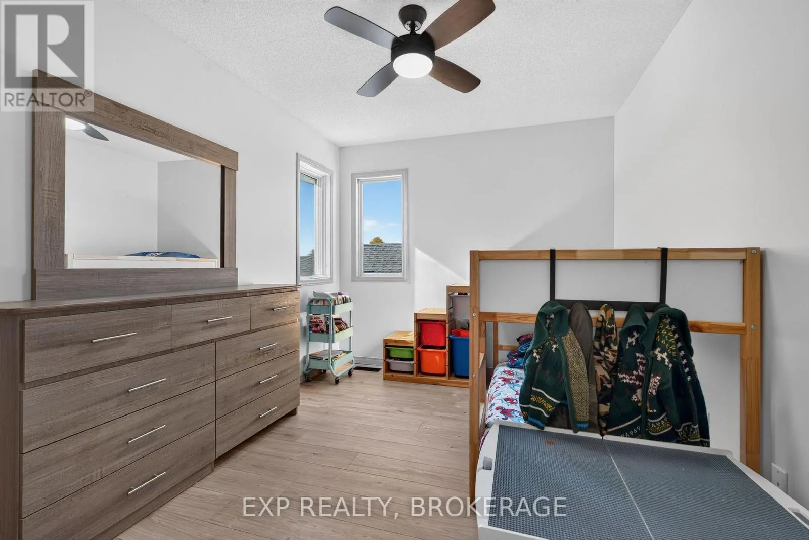 975 RAINBOW CRESCENT