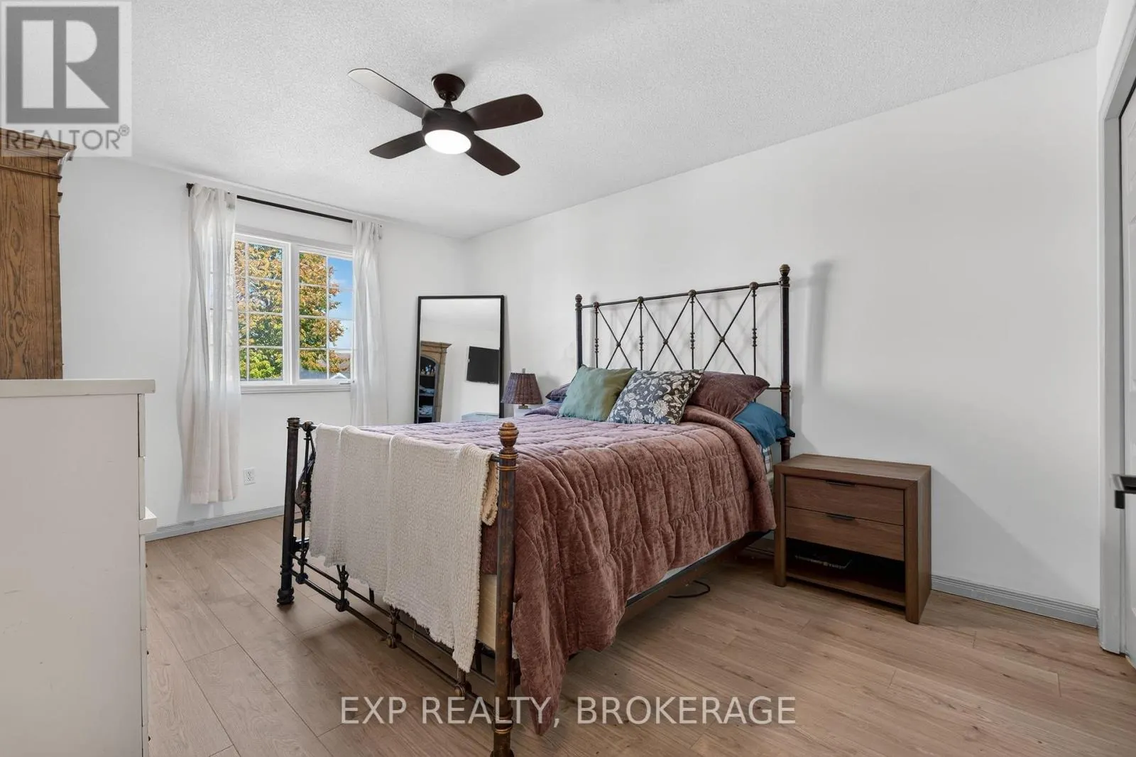 975 RAINBOW CRESCENT