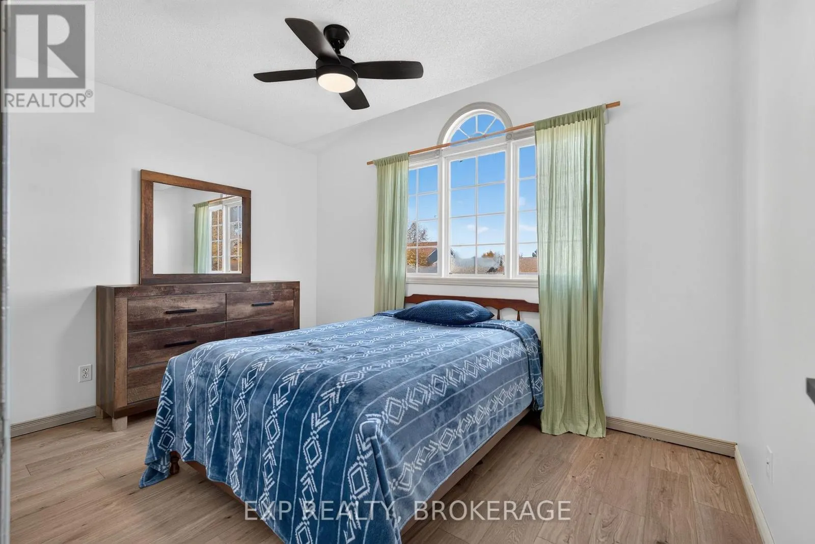 975 RAINBOW CRESCENT