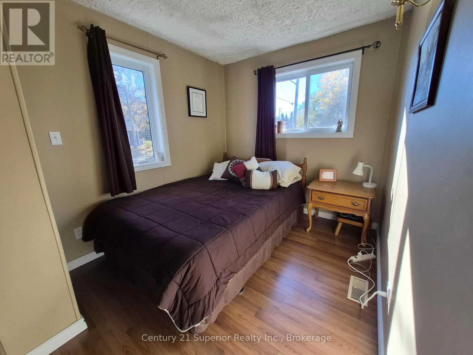 143 SUNSET DRIVE N