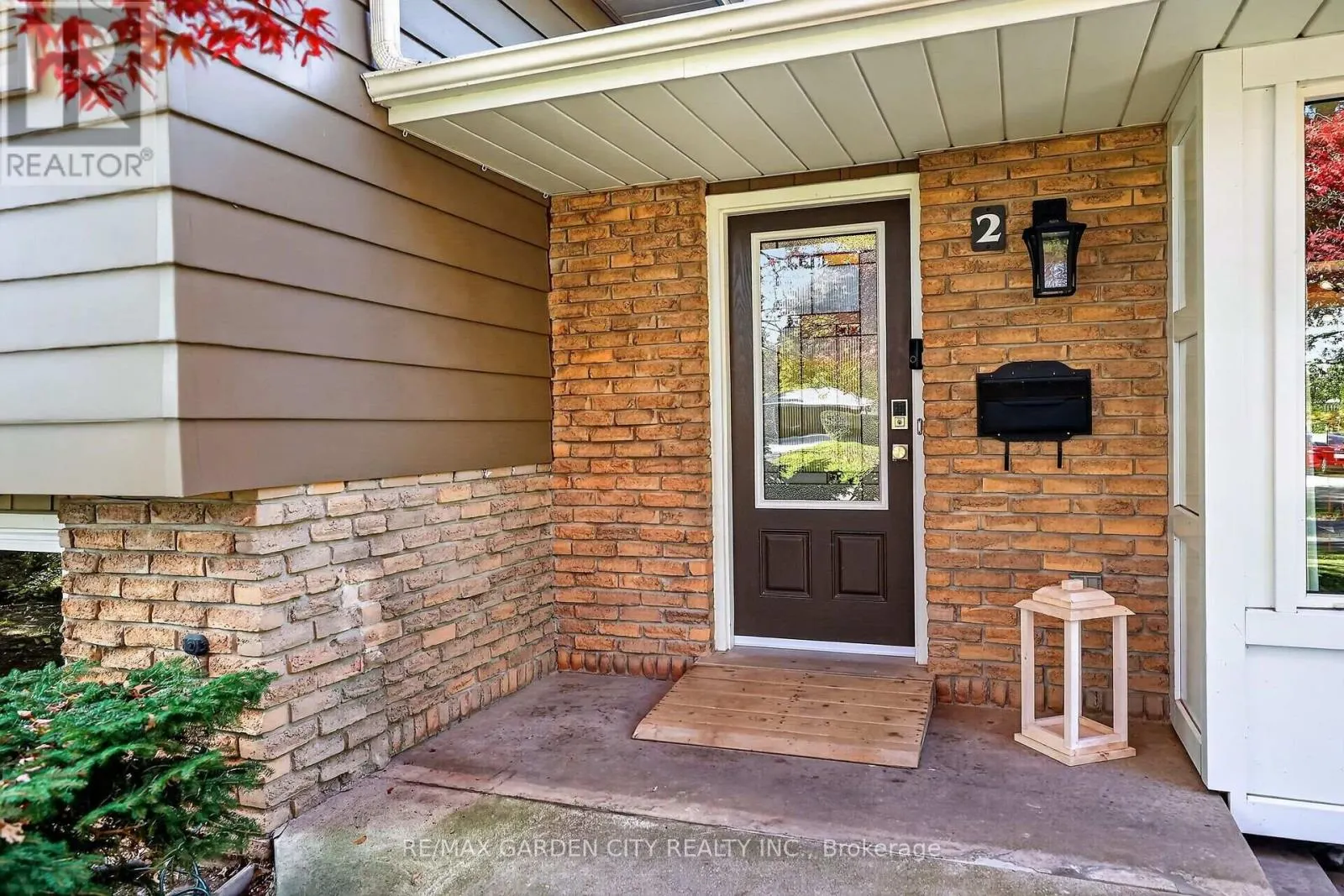 2 PARKDALE CRESCENT