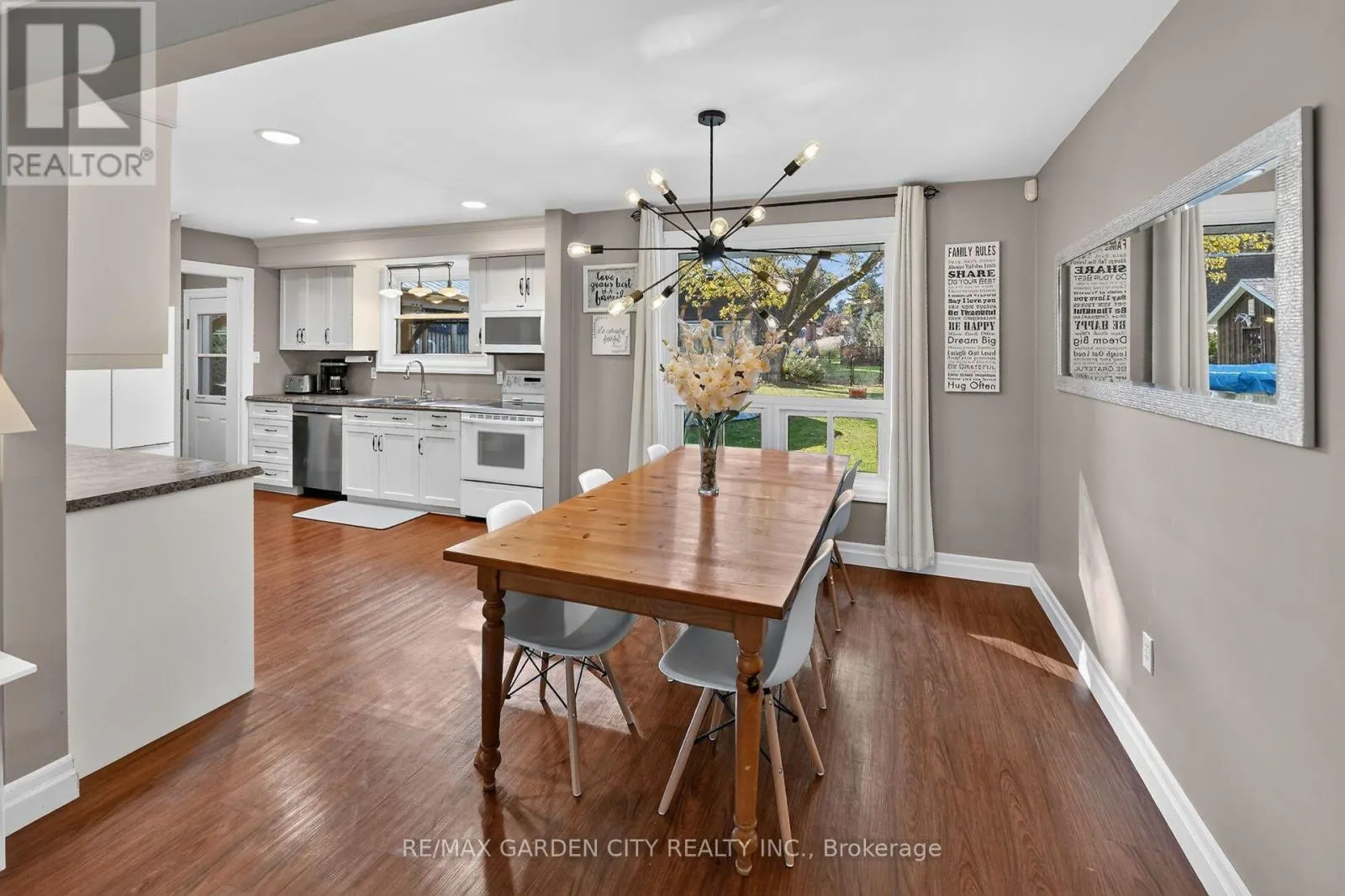 2 PARKDALE CRESCENT