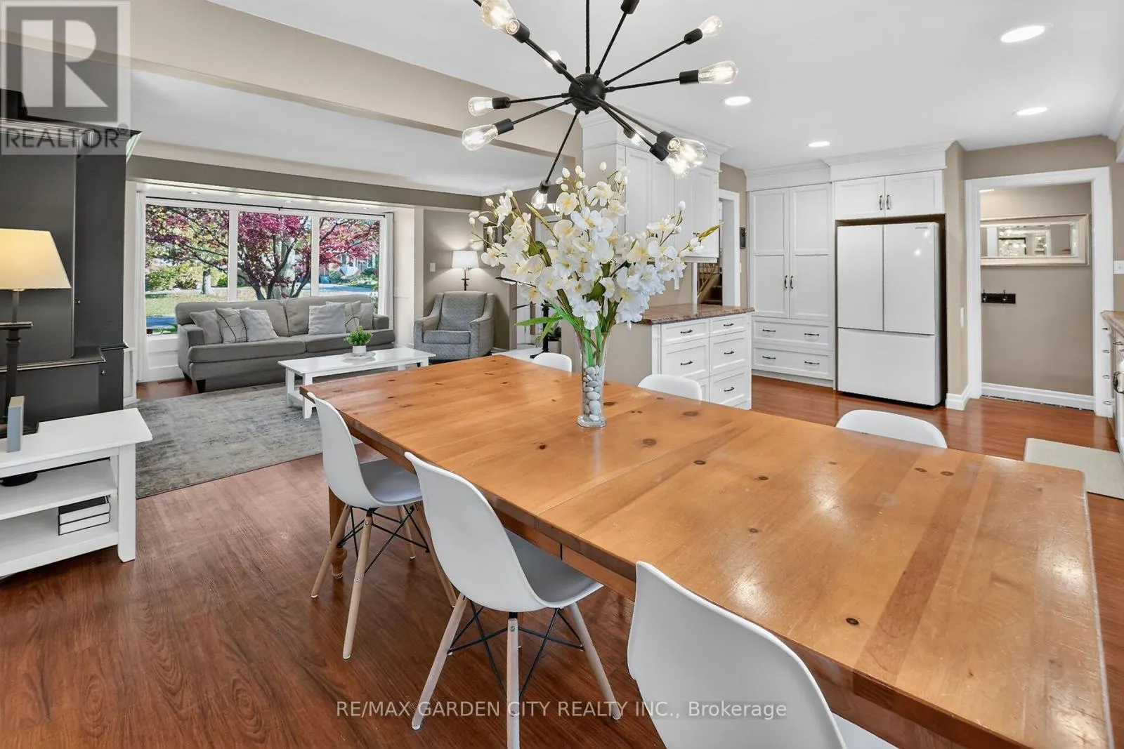 2 PARKDALE CRESCENT