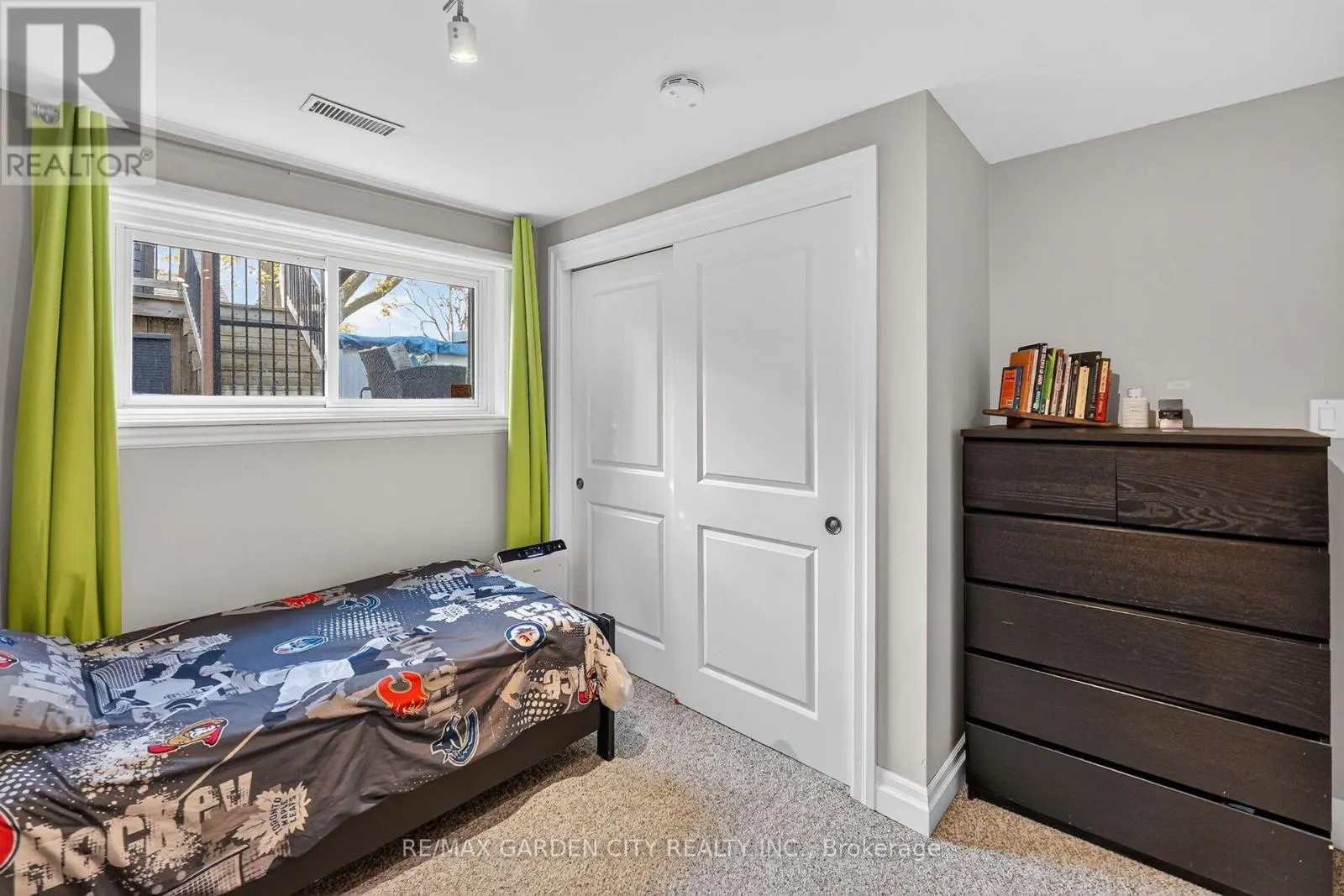 2 PARKDALE CRESCENT