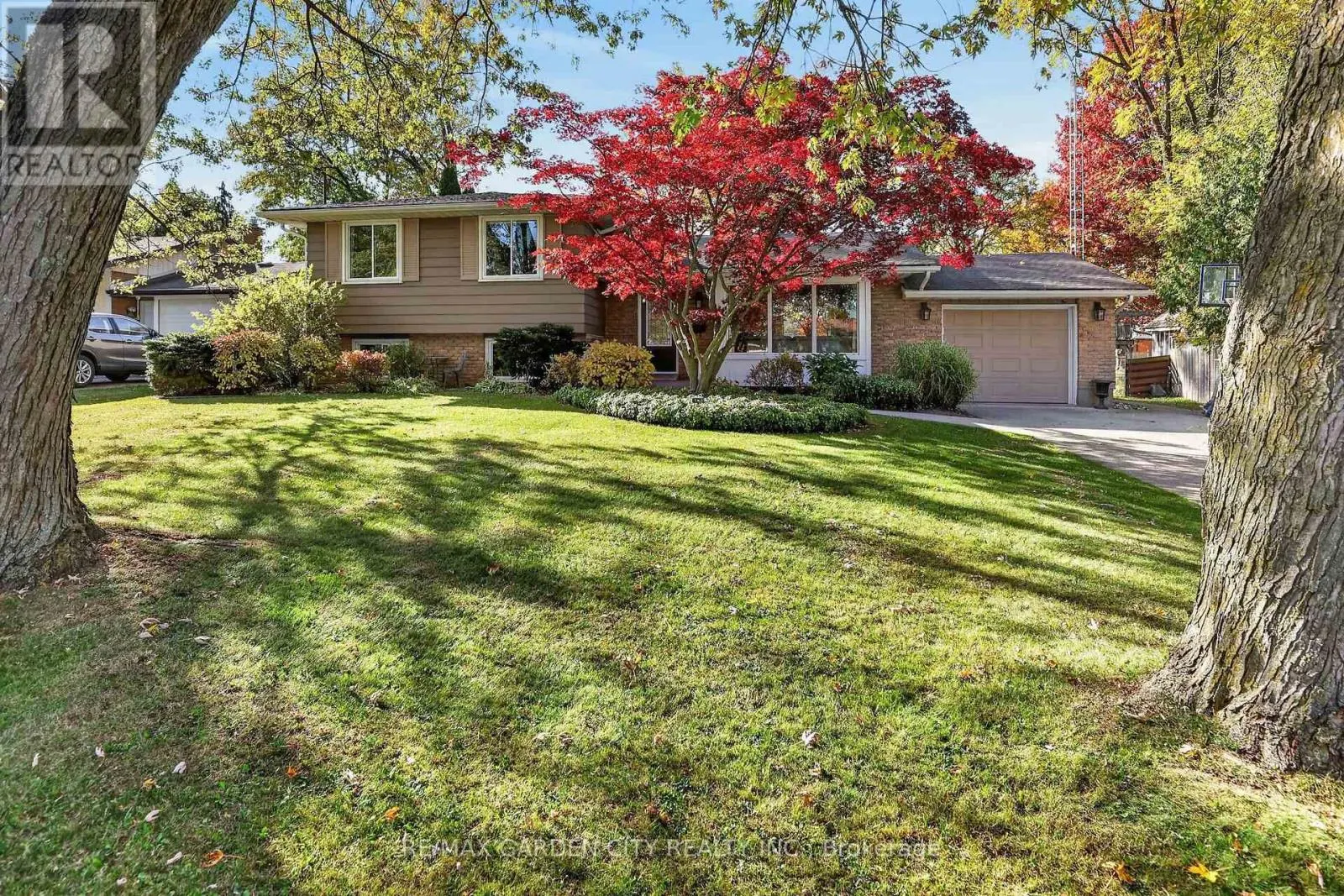 2 PARKDALE CRESCENT