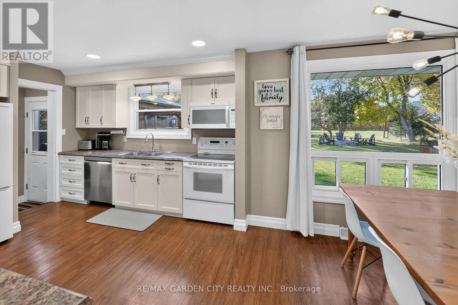2 PARKDALE CRESCENT