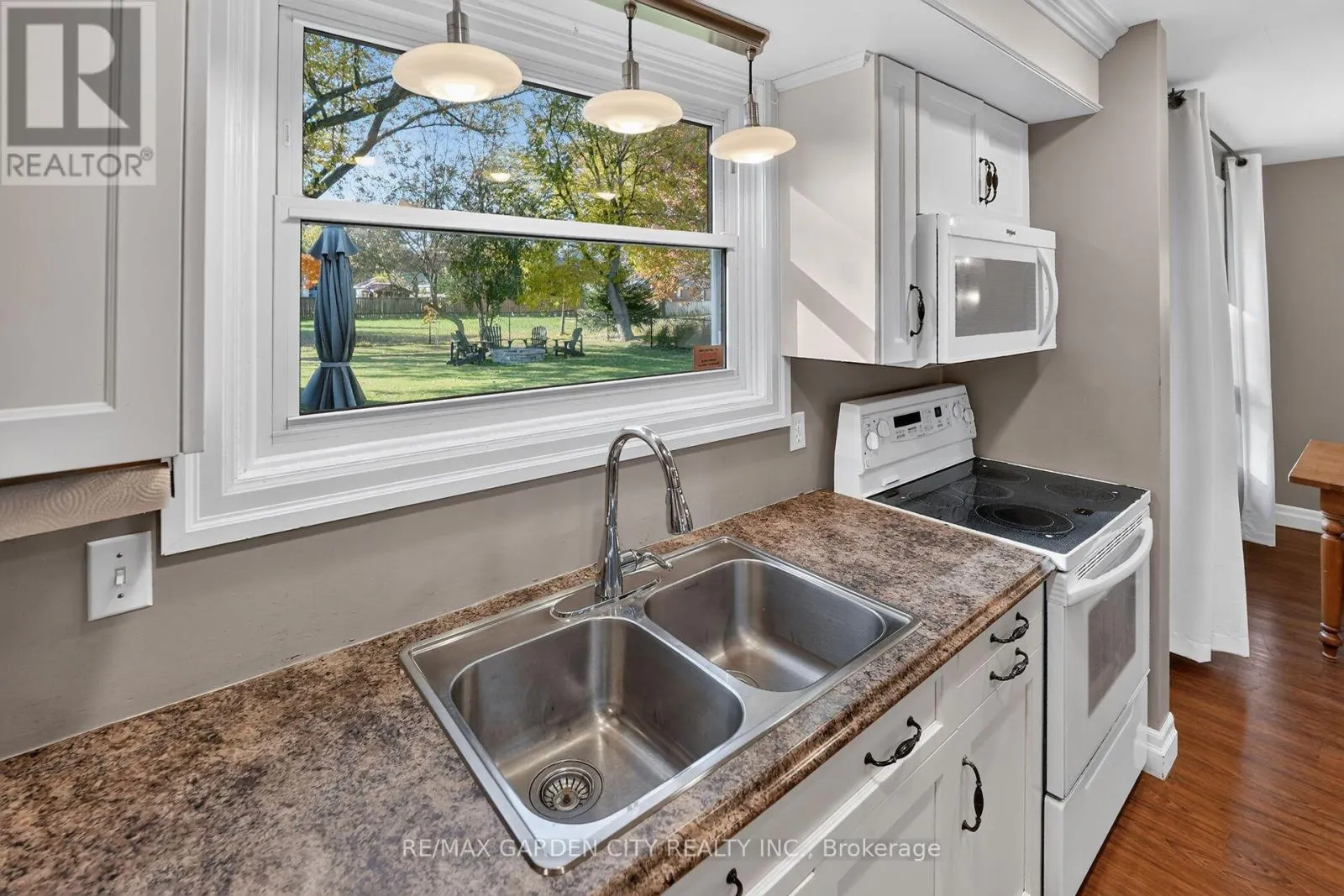 2 PARKDALE CRESCENT
