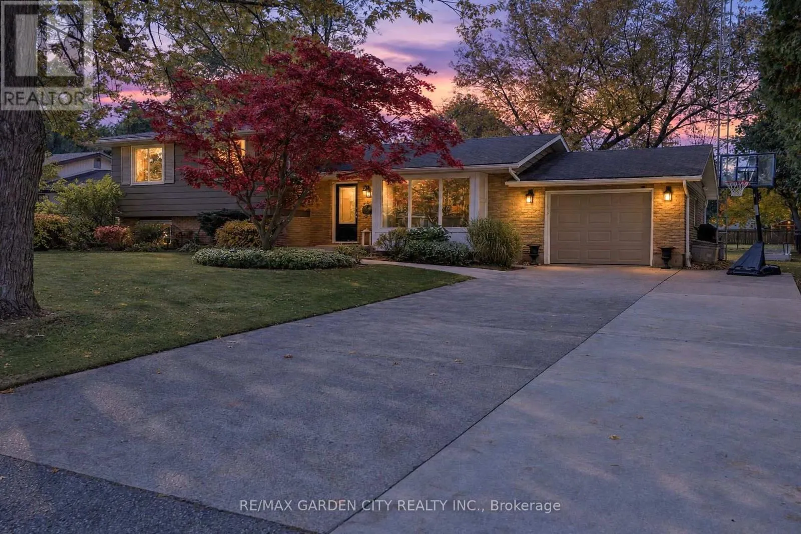 2 PARKDALE CRESCENT