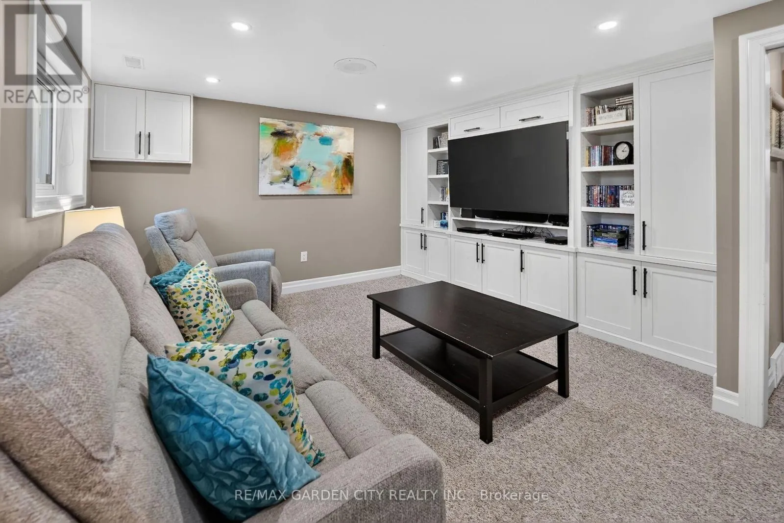 2 PARKDALE CRESCENT