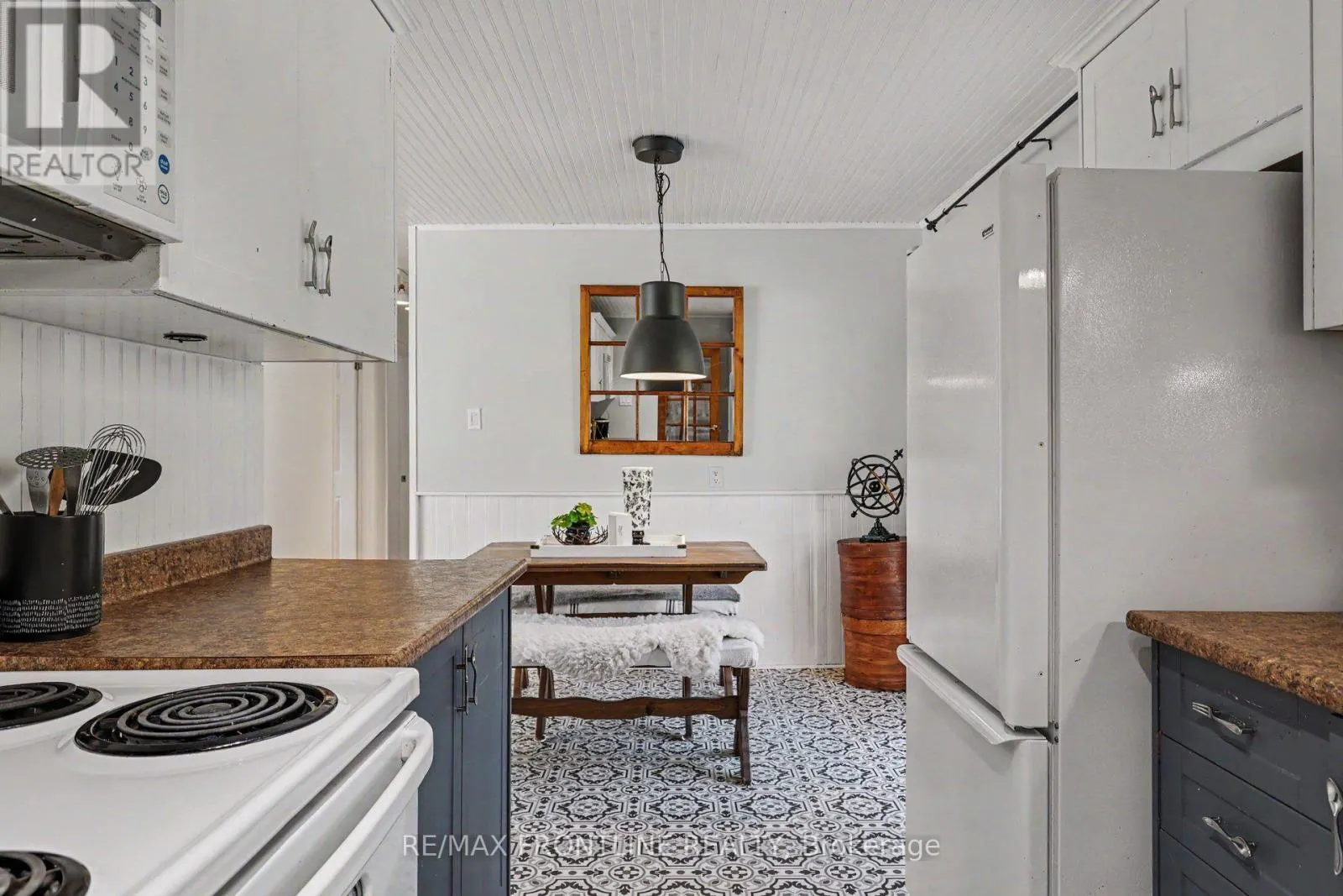 2498 RIDEAU FERRY ROAD