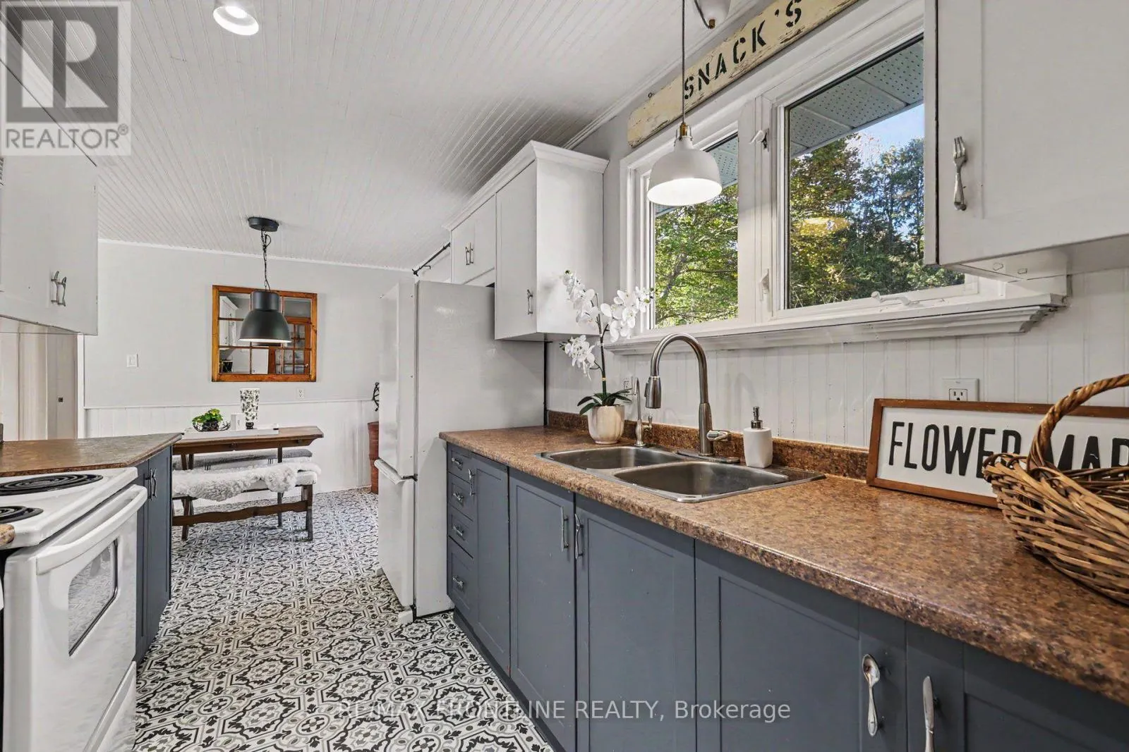 2498 RIDEAU FERRY ROAD