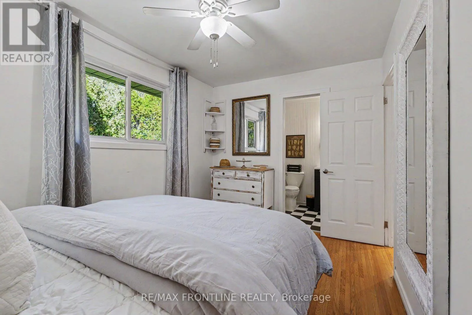 2498 RIDEAU FERRY ROAD