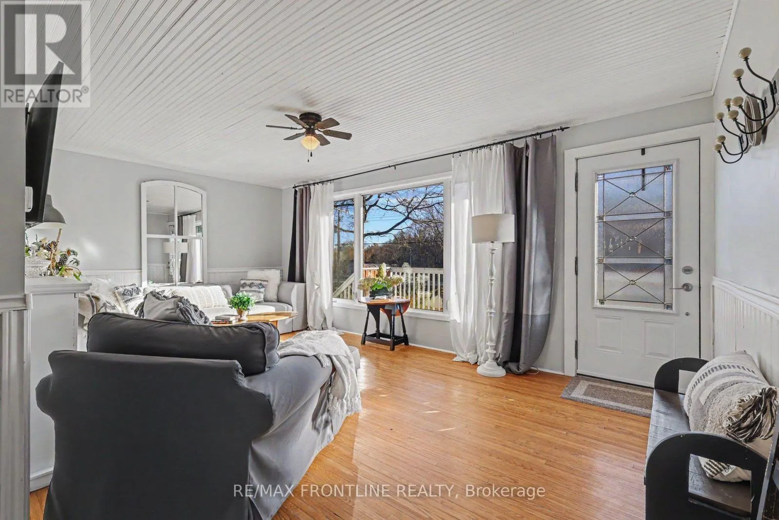 2498 RIDEAU FERRY ROAD