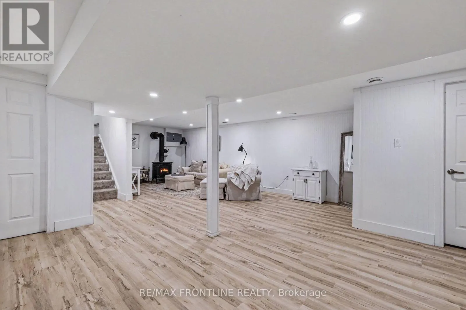 2498 RIDEAU FERRY ROAD