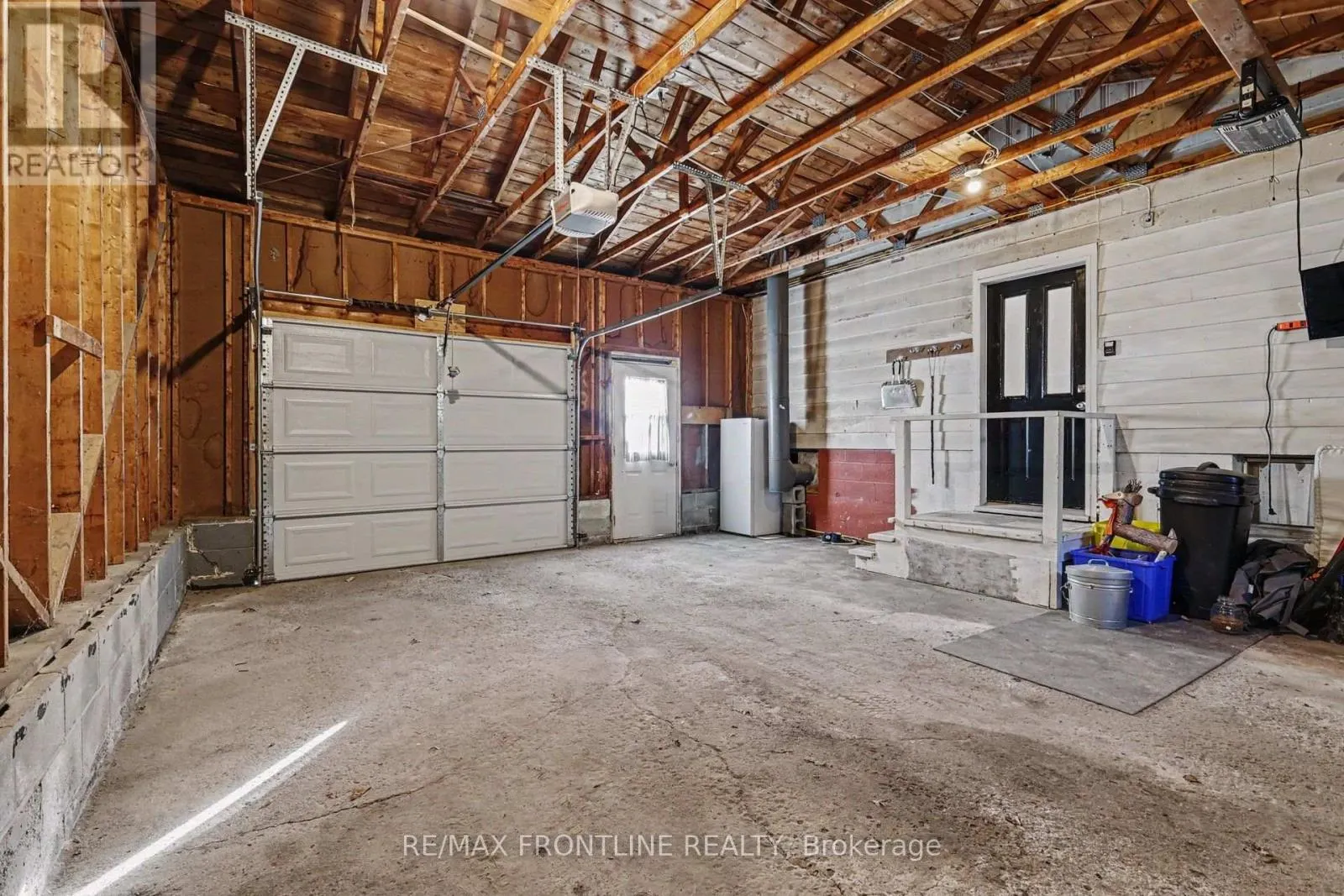 2498 RIDEAU FERRY ROAD