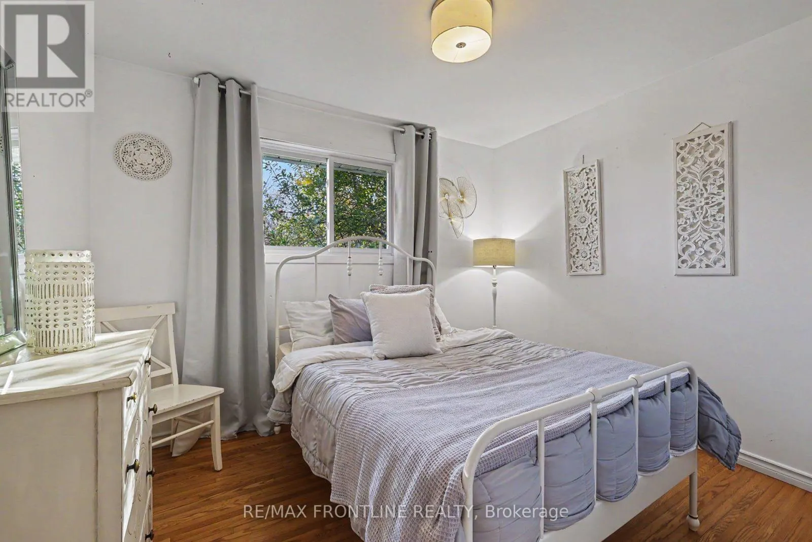 2498 RIDEAU FERRY ROAD