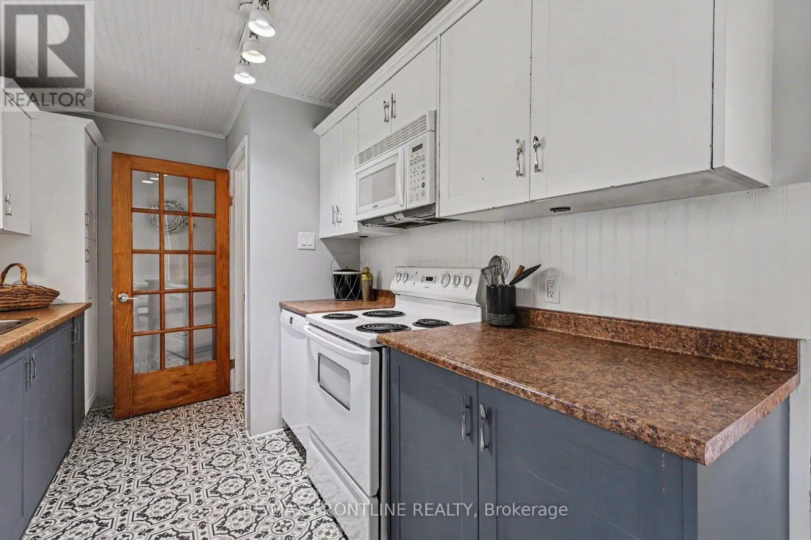 2498 RIDEAU FERRY ROAD