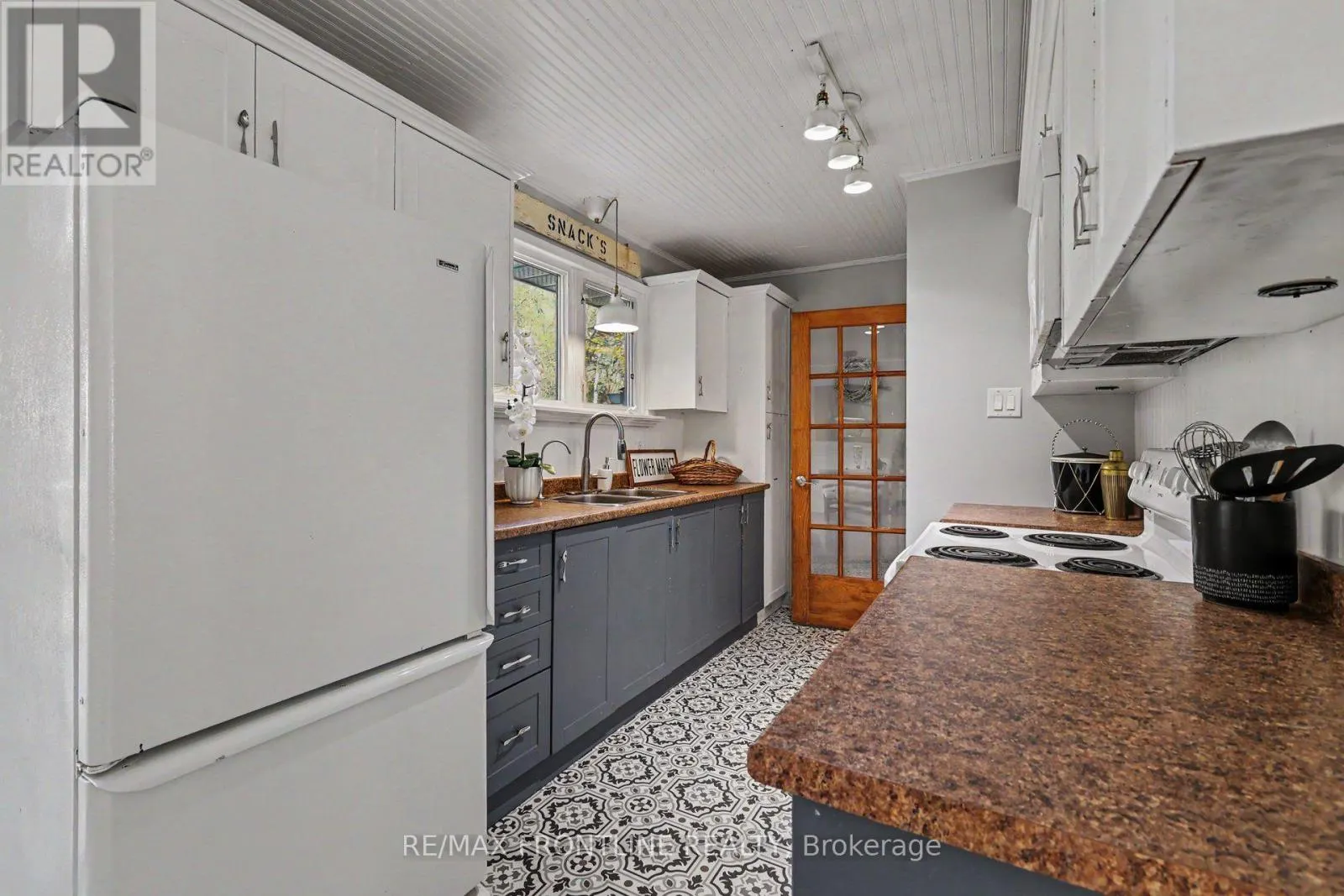 2498 RIDEAU FERRY ROAD
