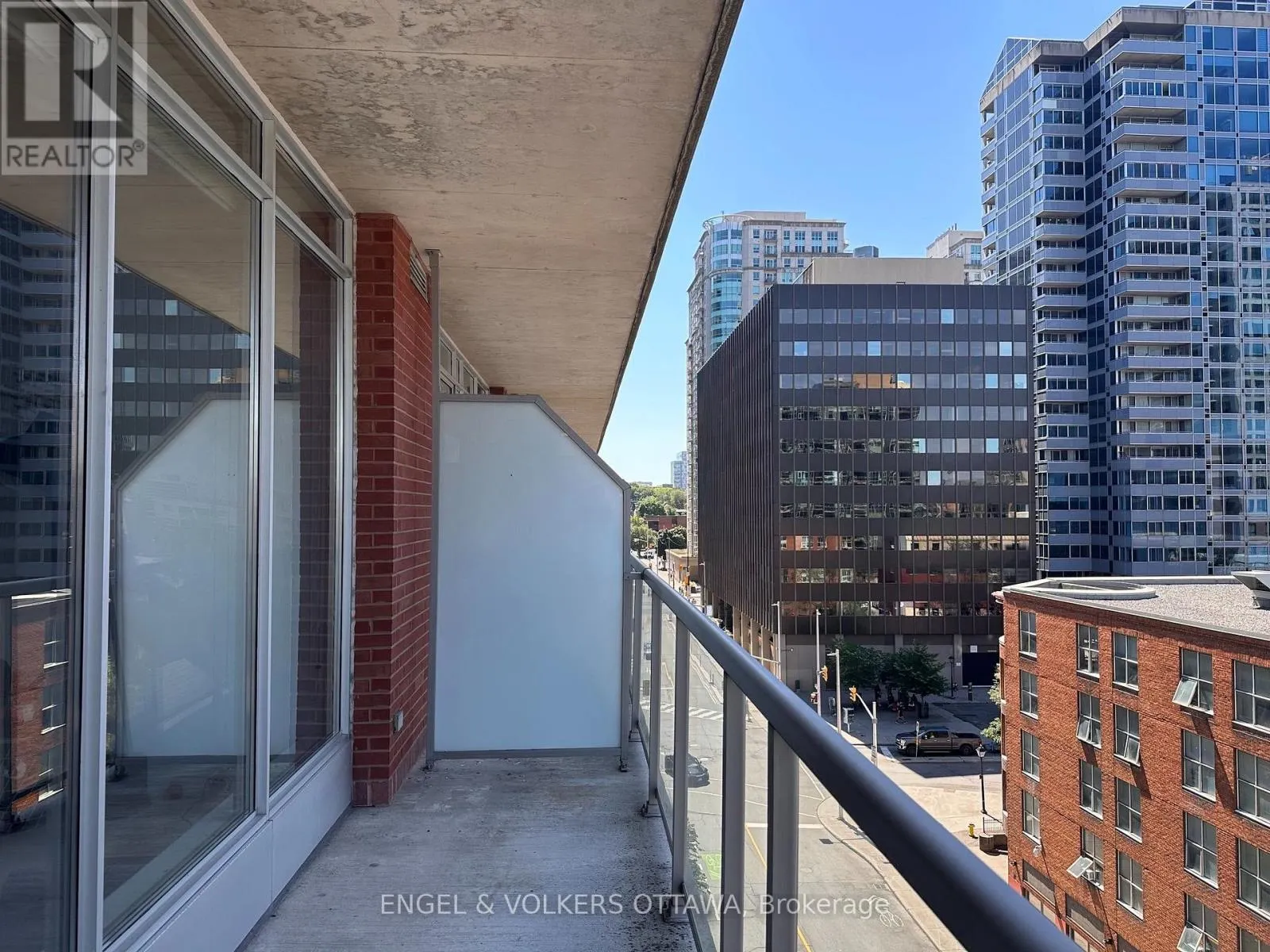 702 - 383 CUMBERLAND STREET