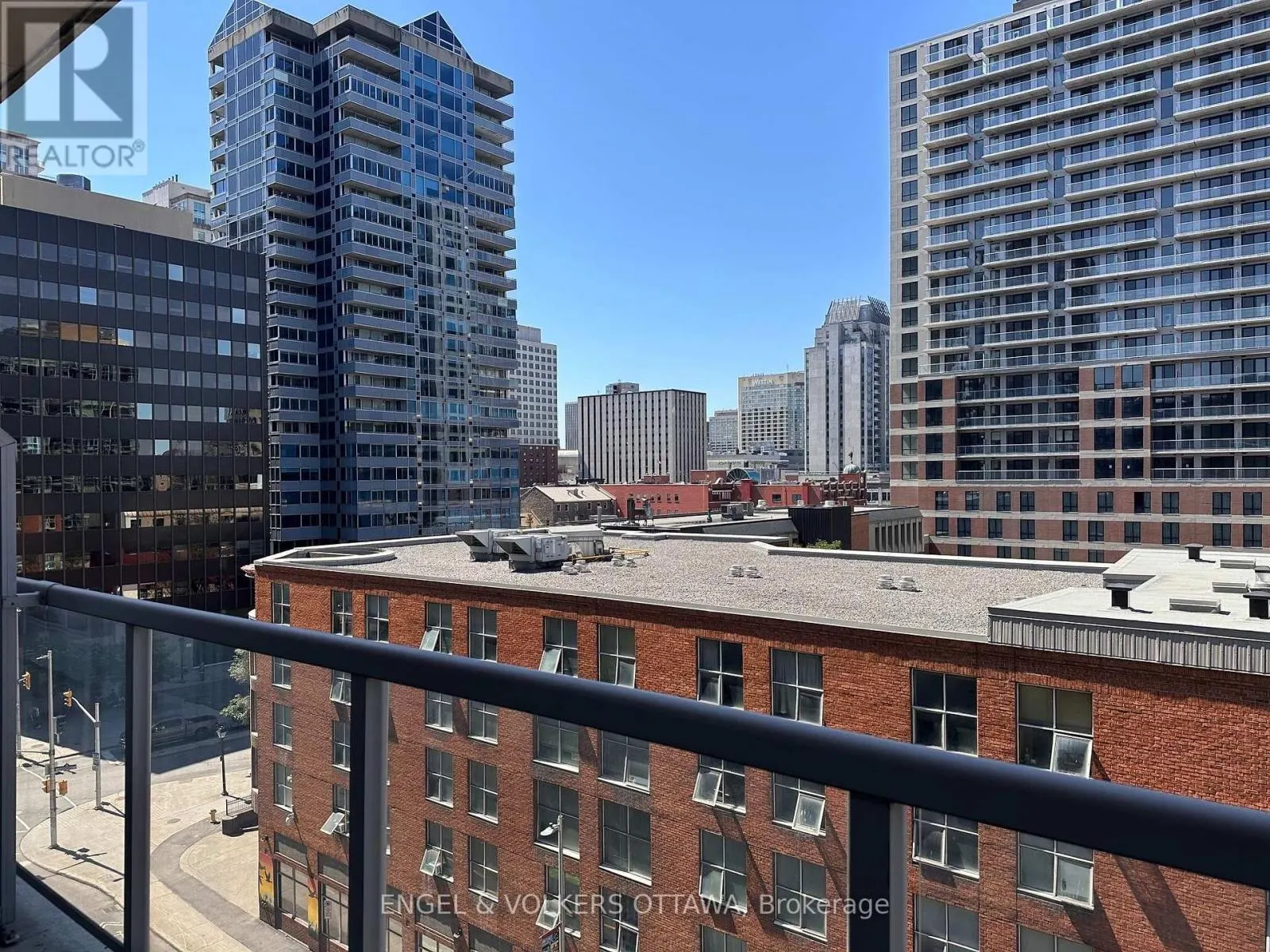 702 - 383 CUMBERLAND STREET