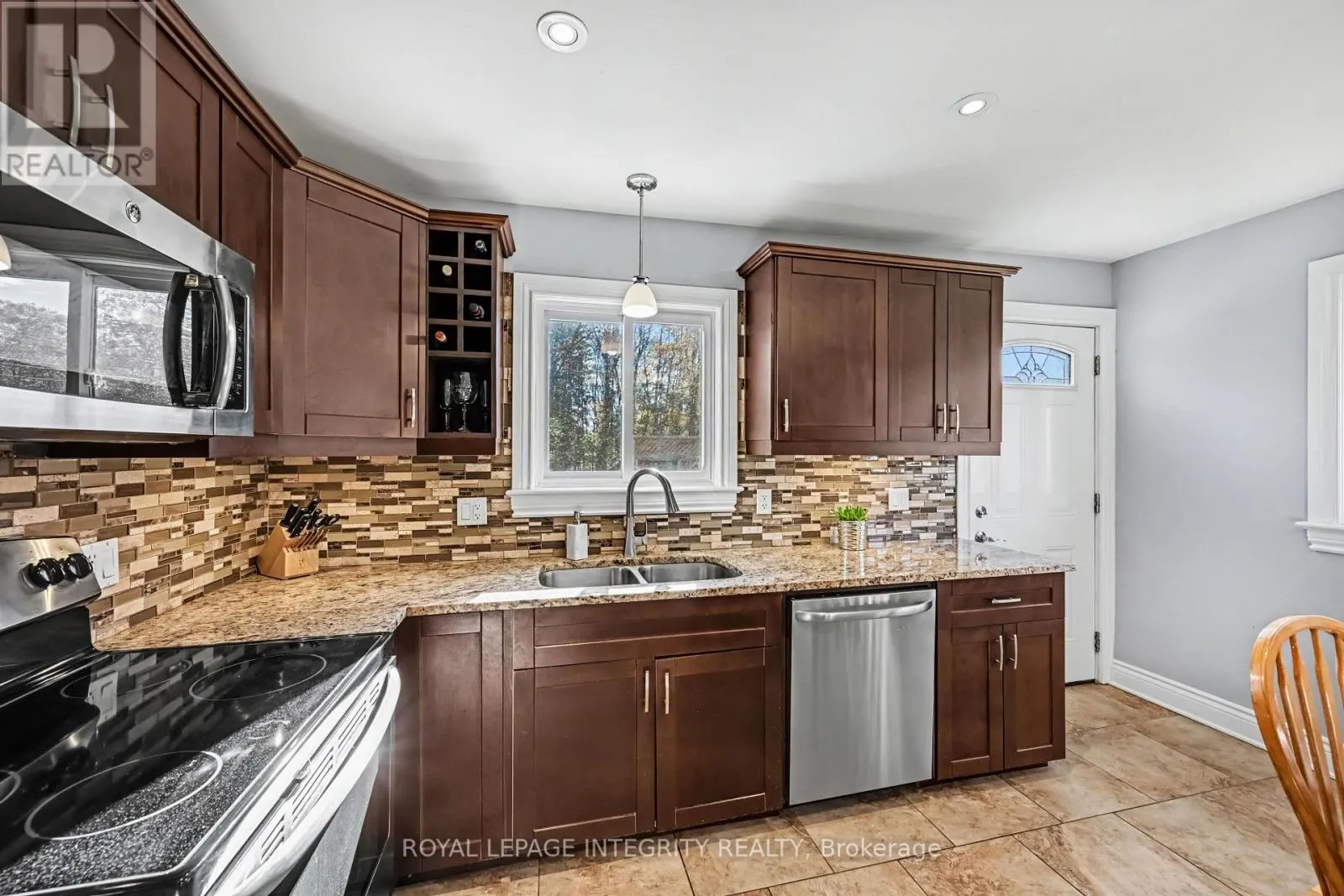 1646 DUNROBIN ROAD