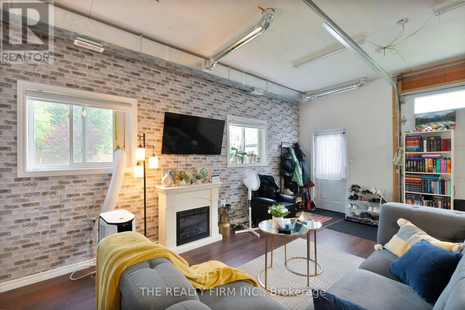 6 OAKDALE PLACE