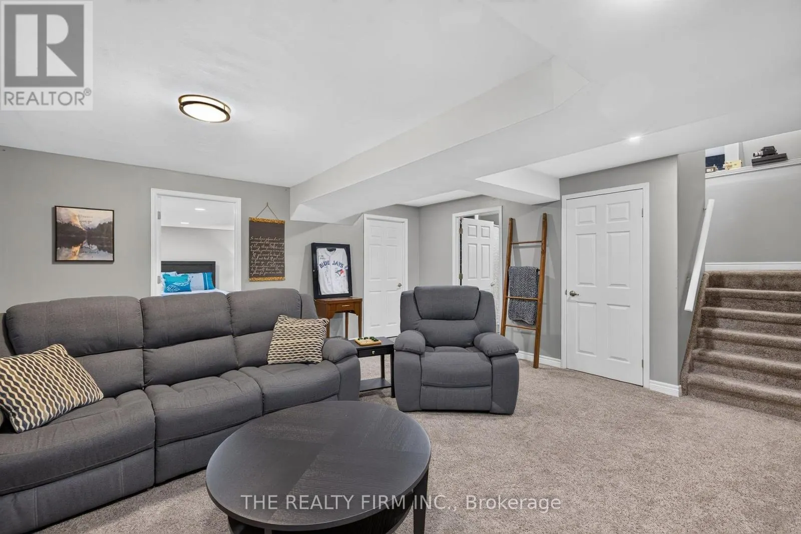 6 OAKDALE PLACE