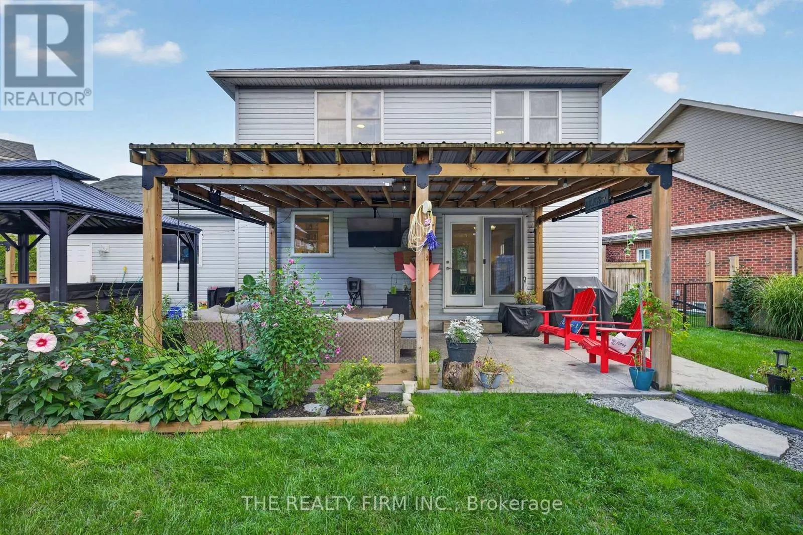 6 OAKDALE PLACE