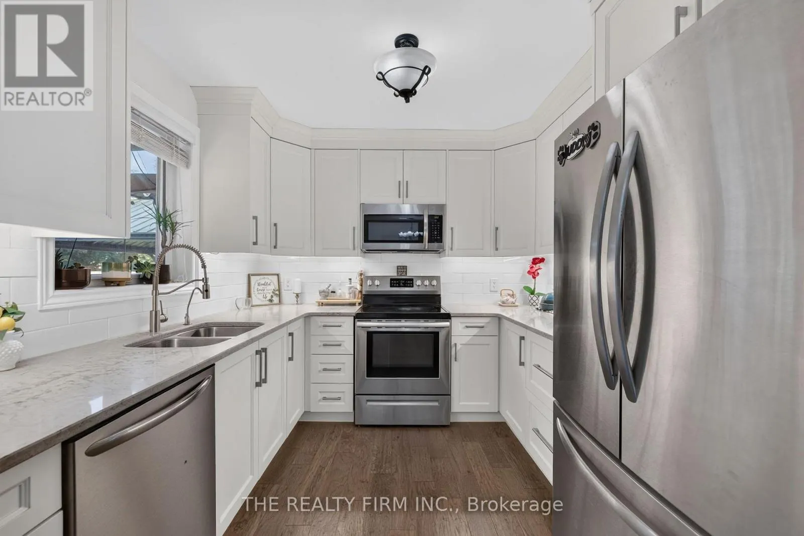 6 OAKDALE PLACE