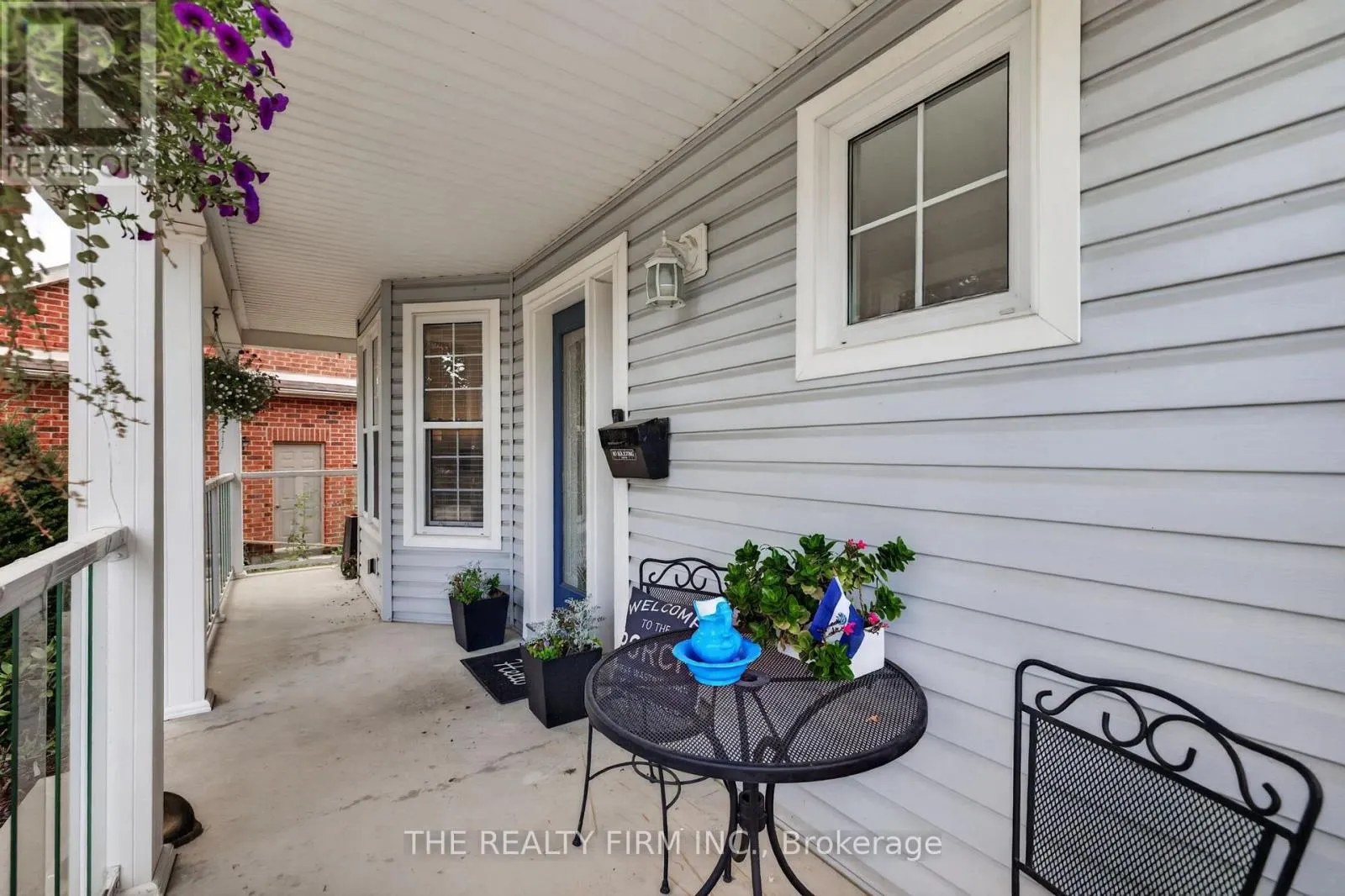 6 OAKDALE PLACE