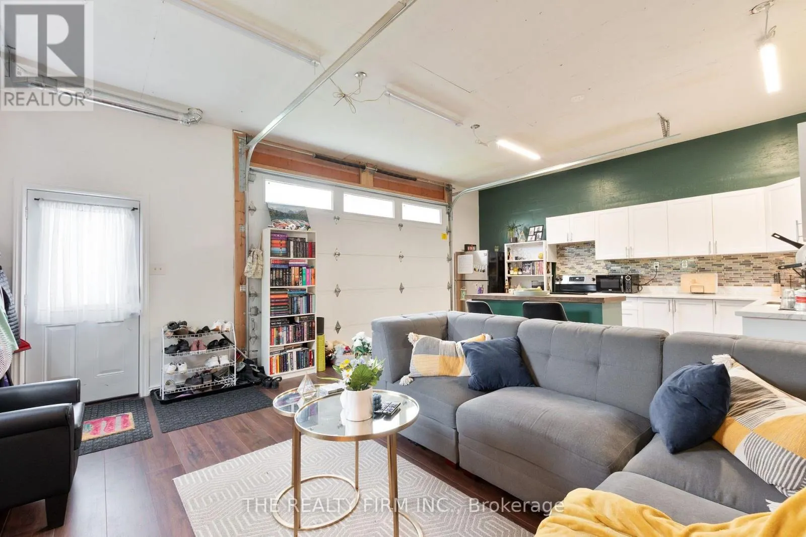 6 OAKDALE PLACE