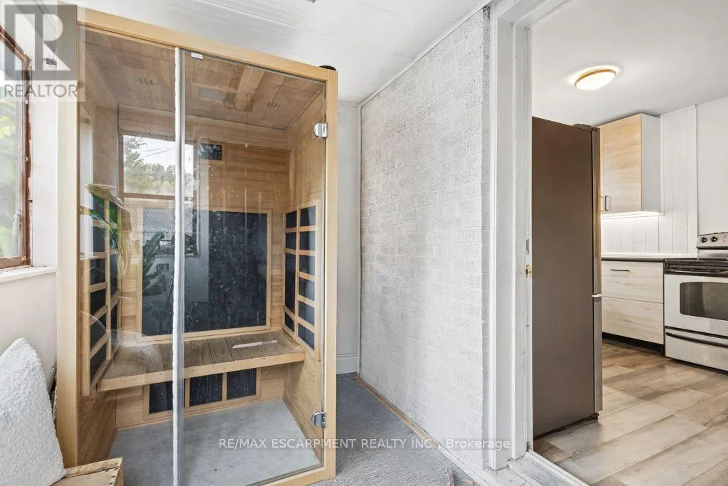 202 HUXLEY AVENUE S
