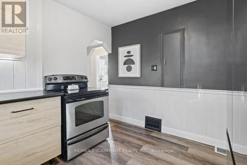 202 HUXLEY AVENUE S