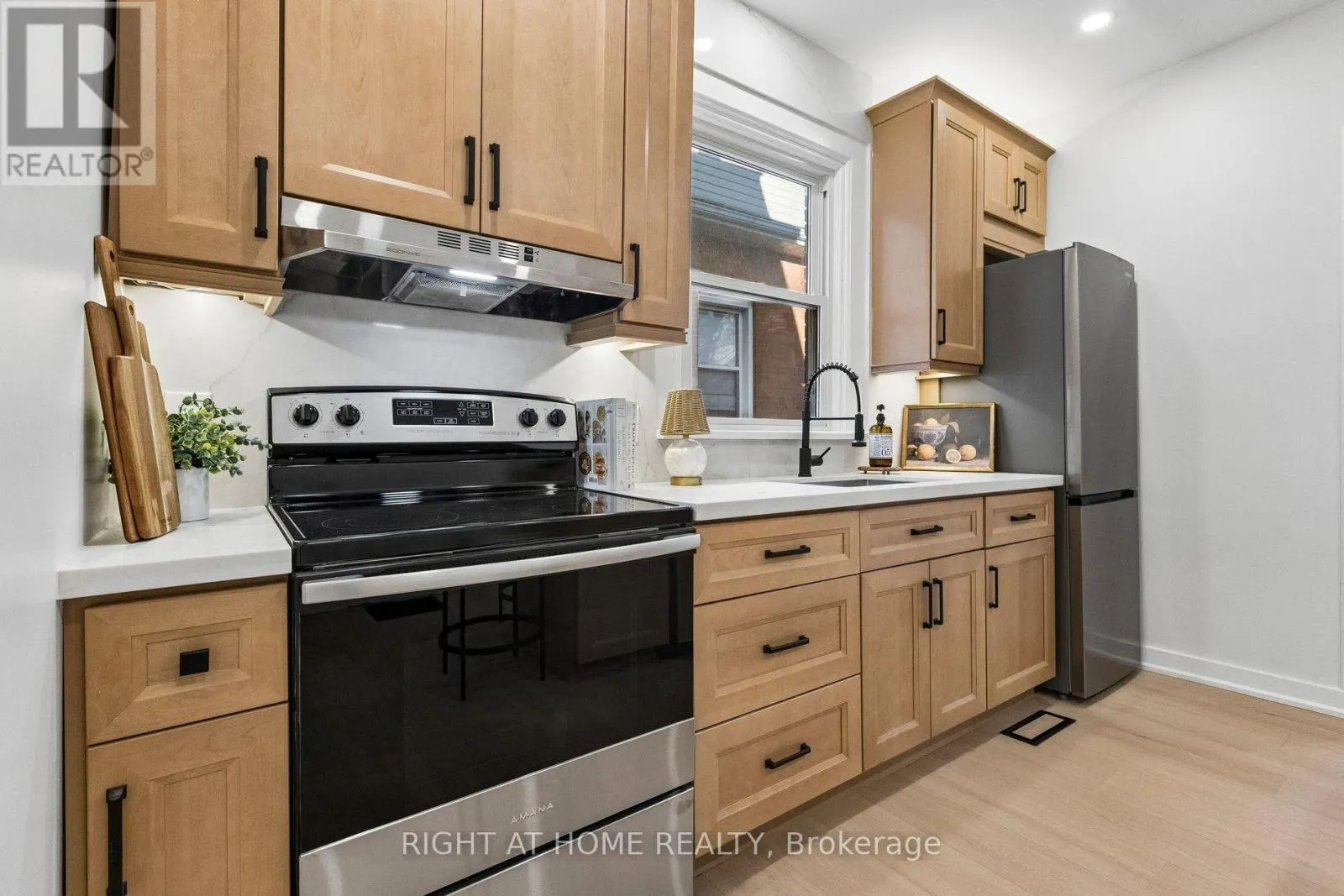 18 POWELL STREET W