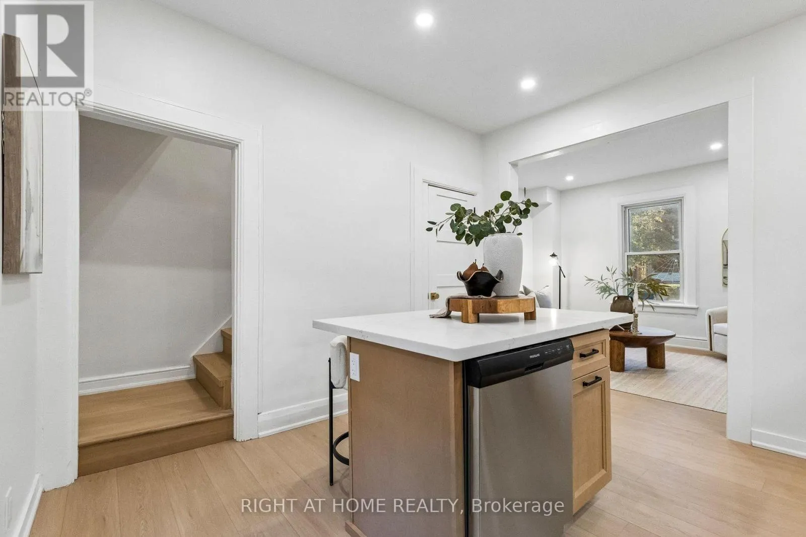 18 POWELL STREET W