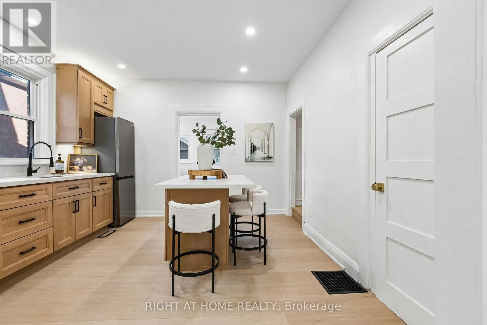 18 POWELL STREET W