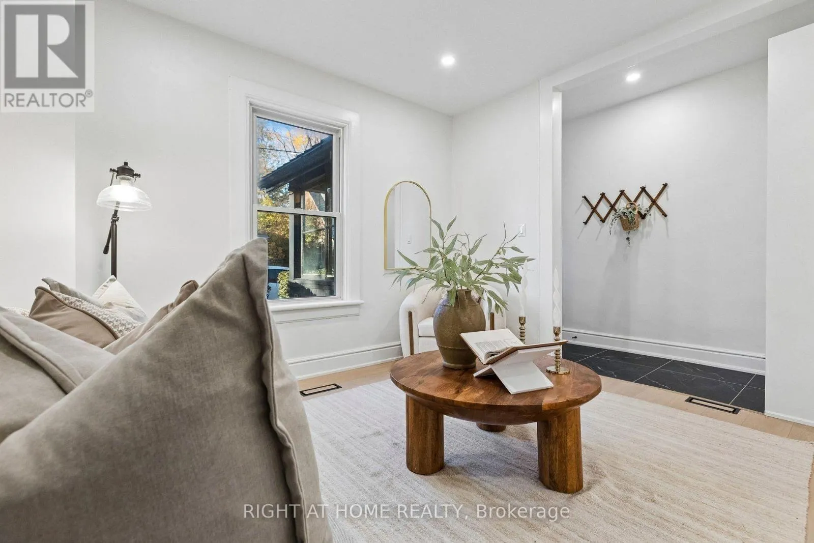 18 POWELL STREET W